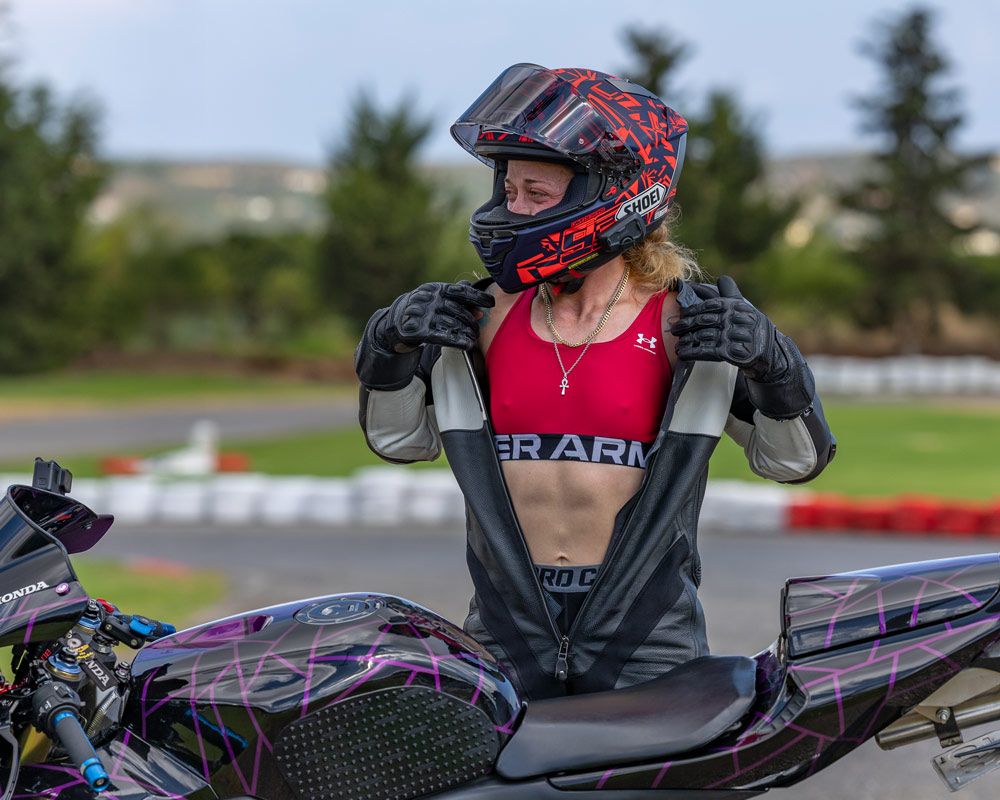  Η Μαρία φορά κράνος SHOEI X-SΡΡ PRO και βγάζει τη δερμάτινη dainese φόρμα μηχανής – Gas Rider Stories #2